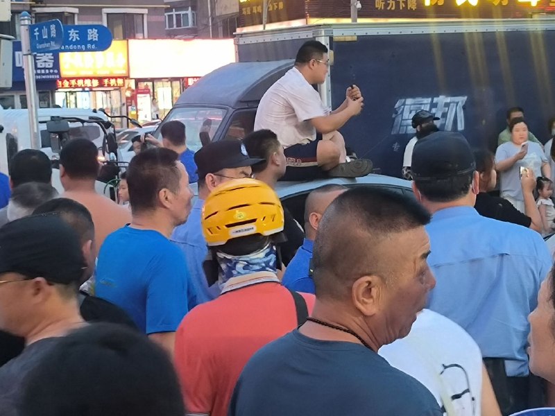 辽宁大连 山东路地铁口，城管没收羊肉串老板摆摊东西，往车上扔同时被质疑证件作假老板娘站车上，拿上来一个 扔下一个感谢家人们投稿！辽宁大连 山东路地铁口，城管没收羊肉串老板摆摊东西，往车上扔同时被质疑证件作假老板娘站车上，拿上来一个 扔下一个感谢家人们投稿！