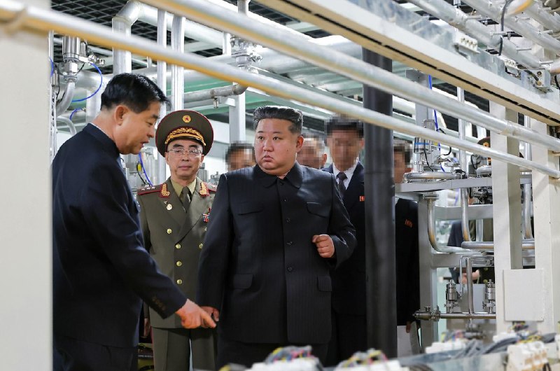 #金正恩 视察新投产的核物质厂 强调增强核武力6 月 3 日，金正恩说，经过五年的核武力强化历程后，武器级核物质生产能力已经超越了以前的二倍水平