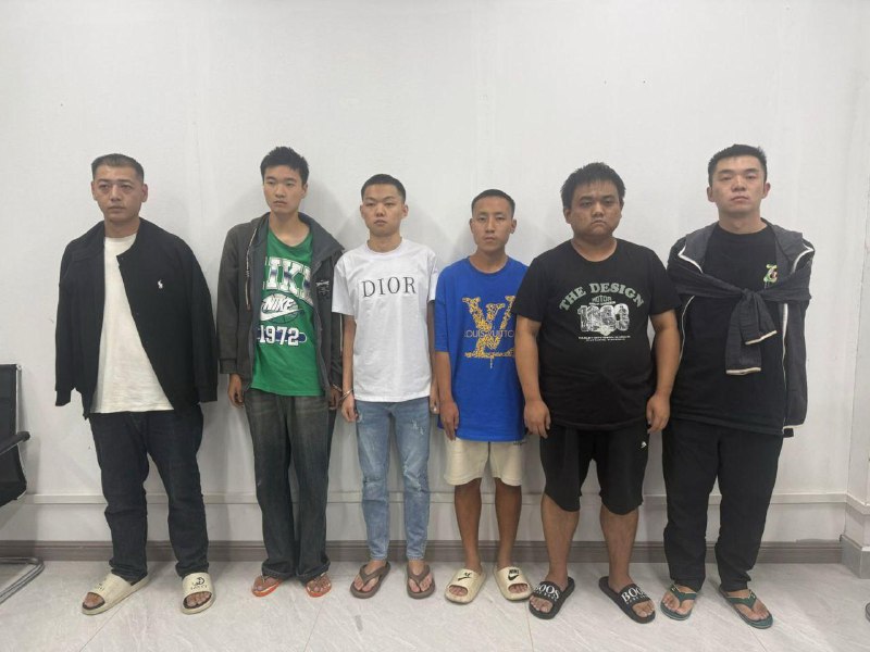 虐杀同胞后抛尸 6中国人在园区内被捕柬埔寨特本克蒙省一处橡胶园内发现一具无名男尸，生前被残忍杀害后抛尸，经警方调查后以涉嫌谋杀罪名，在一园区内抓捕了6名中国男子