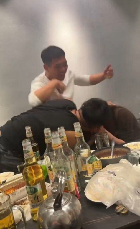 #同学聚会 #边界感 #拒绝骚扰 #婚姻底线 #人性真相 #细思极恐她回来的时候眼眶红红的，说被老同学当众强吻了