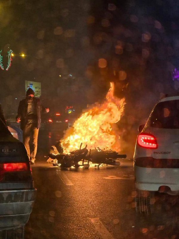 伊朗反政府运动进入第8天（2026年1月4日），局势仍很动荡，哈梅内伊政权继续镇压视频1，一支政权军队正进入马尔夫达什特视频2，昨晚（1月3日）在德黑兰纳尔马克