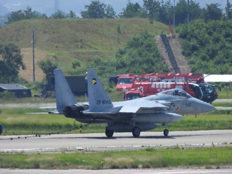 今天（7 月14 日）上午 11 时 20 分许，日本空自一架隶属于小松基地第 306 飞行队的 F-15J 战斗机（机号 22-8940）在执行训练任务时疑似发生故障，在小松机场使用尾钩勾住地面拦阻索进行了紧急迫降，机上仅有 1 名飞行员，并未受伤