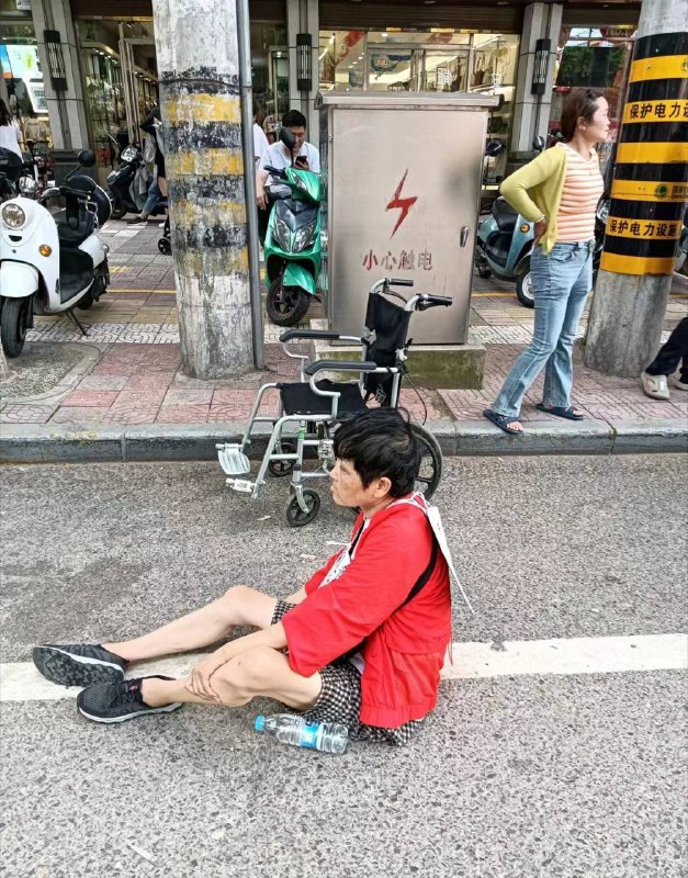 陕西西徐迎侠，因 #新冠疫苗 致残依法上北京信访，2023年7月13日在北京疾控局依法信访时， 被西安住京办强行带走  ，截访回西安，2023年7月14日早上西安临潼派出所带走徐迎侠的老公 ，把徐迎侠一个生活不能自理的残疾人 扔在大街上，求救无门，现在还一个人孤苦的爬行在路上，前往区政府找青天老爷的路上……，就算是一条流浪狗，也不应一扔了事啊