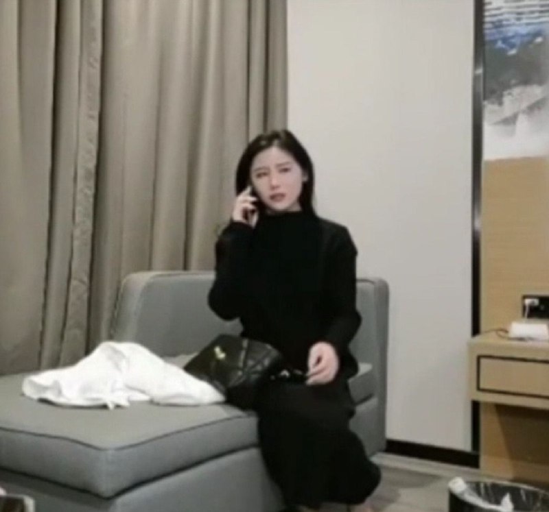 #探花 该说不说，这妹子是真好看尤其穿丝袜跪在沙发上，被后入的样子！#探花 该说不说，这妹子是真好看尤其穿丝袜跪在沙发上，被后入的样子！