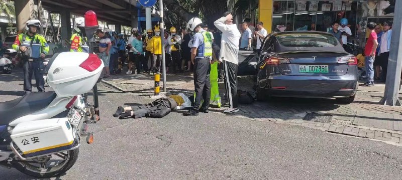 今天下午，#海口 南大桥下一辆 #特斯拉 失控撞倒电瓶车 #车祸今天下午，#海口 南大桥下一辆 #特斯拉 失控撞倒电瓶车 #车祸