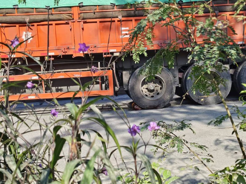 #摩托 #车祸 脑袋 刹住了 #货车 #血腥#摩托 #车祸 脑袋 刹住了 #货车 #血腥