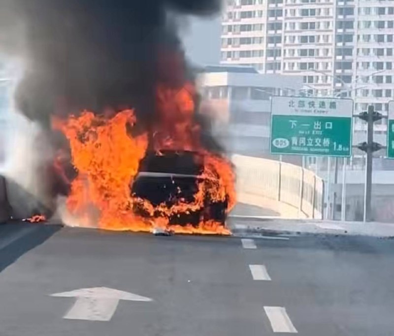 3月30日下午3点...吉林 长春-北部快速路疑似电车被追尾后#新能源 #烧车感谢家人们投稿！3月30日下午3点...吉林 长春-北部快速路疑似电车被追尾后#新能源 #烧车感谢家人们投稿！
