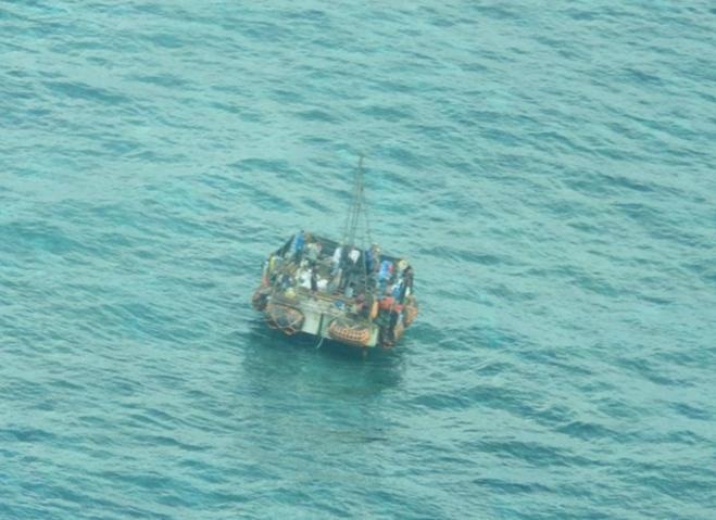 菲律宾在今天公布了位于黄岩岛附近的“浮动结构”照片