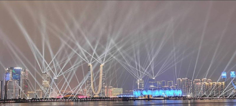 目前的杭州像极了开屏的孔雀🦚 #亚运会by 匿名投稿目前的杭州像极了开屏的孔雀🦚 #亚运会by 匿名投稿