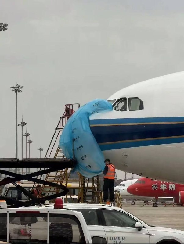 3月21日，由 上海 虹桥 机场飞往深圳宝安机场的南航CZ3554次航班遭遇 撞鸟 #事件 导致紧急返航 #飞机 机头处的雷达罩撞碎脱落