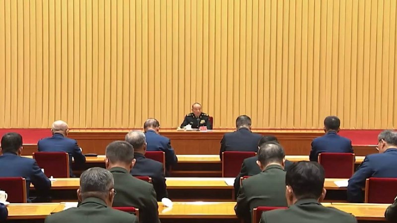 主席台上人越来越少