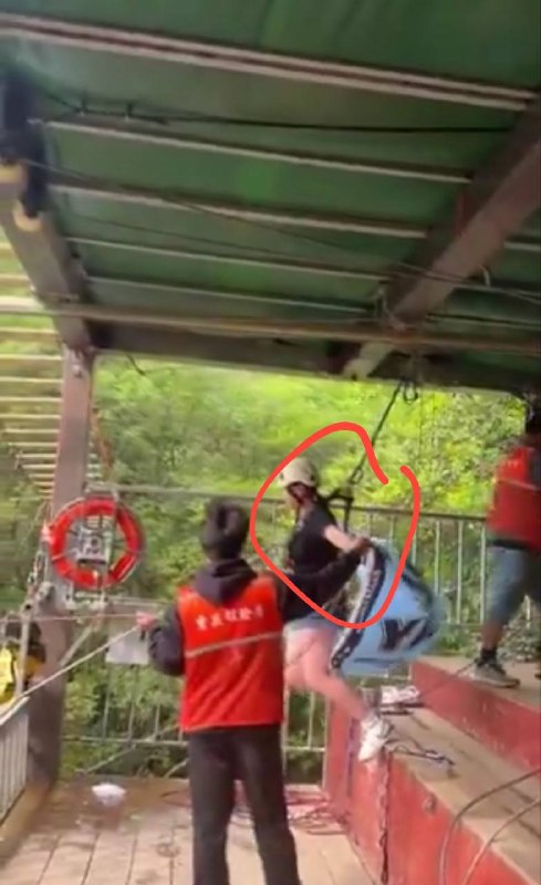 补充坠亡原因分析！5月3日，一女子在四川广安市华蓥玛瑙岩体验“瀑布秋千”时绳索断裂悬崖身亡！#广安 #坠亡 安全带以及锁扣没拴紧，还没到放绳时刻，人未能保持平衡，视频中坠落一刻滑索卡住了，绳子似乎断了，提前坠落，撞到悬崖壁身亡参考图5-6其他游客放绳前视频补充坠亡原因分析！5月3日，一女子在四川广安市华蓥玛瑙岩体验“瀑布秋千”时绳索断裂悬崖身亡！#广安 #坠亡 安全带以及锁扣没拴紧，还没到放绳时刻，人未能保持平衡，视频中坠落一刻滑索卡住了，绳子似乎断了，提前坠落，撞到悬崖壁身亡参考图5-6其他游客放绳前视频