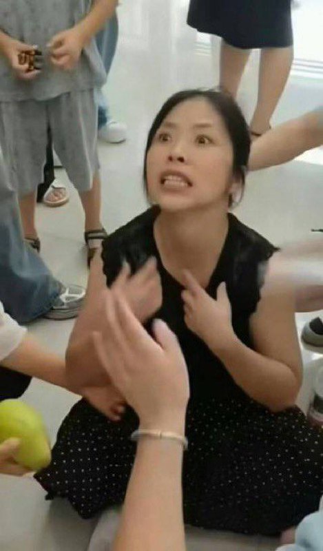 网友曝出 江油 #霸凌 #事件 施暴者 母亲 之一！蒋晓娟，四川 省江油市人，现任江油市公安局党委委员、政治处主任、一级 警督  👉 2008年 汶川 #地震 后她将6个月大的孩子交给父母照料，奔赴抗震救灾一线为受灾婴儿喂奶，被网友称为“警察妈妈”！感谢来自某频道的投稿！网友曝出 江油 #霸凌 #事件 施暴者 母亲 之一！蒋晓娟，四川 省江油市人，现任江油市公安局党委委员、政治处主任、一级 警督  👉 2008年 汶川 #地震 后她将6个月大的孩子交给父母照料，奔赴抗震救灾一线为受灾婴儿喂奶，被网友称为“警察妈妈”！感谢来自某频道的投稿！