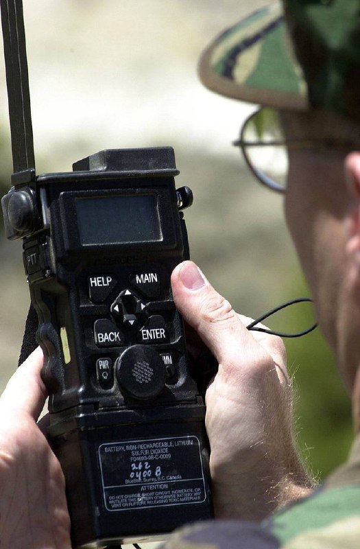 拯救这名美军飞行员的背后，一个无法被敌方识别，且向外界呼救的神器