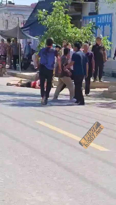【河北保定市曲阳县街头打架斗殴事件 老毕登用镰刀砍死3人！现场多人围观！】5月31日下午，河北保定市曲阳县一地发生打架斗殴事件，一老毕登手持镰刀当街砍死3人，周边多名百姓围观，最后镰刀直接插人脖子上了！目前犯罪嫌疑人已被警方抓获#曲阳县杀人 #当街杀人 #镰刀砍人【河北保定市曲阳县街头打架斗殴事件 老毕登用镰刀砍死3人！现场多人围观！】5月31日下午，河北保定市曲阳县一地发生打架斗殴事件，一老毕登手持镰刀当街砍死3人，周边多名百姓围观，最后镰刀直接插人脖子上了！目前犯罪嫌疑人已被警方抓获#曲阳县杀人 #当街杀人 #镰刀砍人