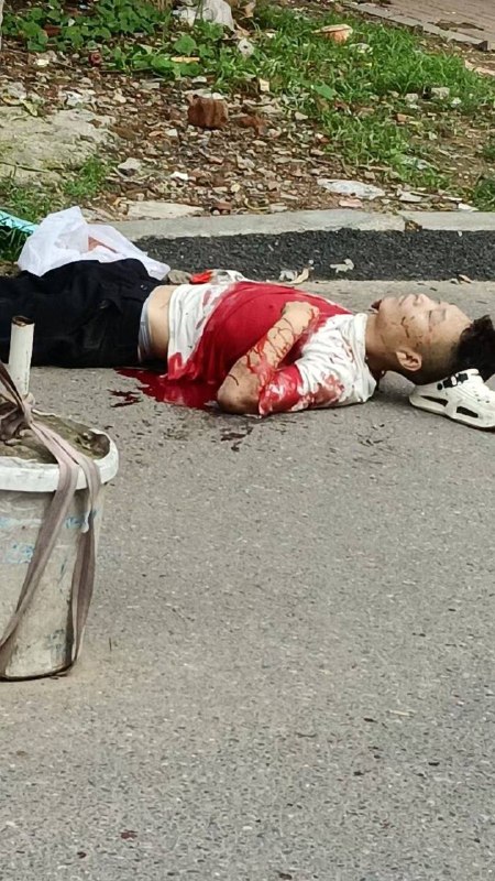 辽宁铁岭，卖瓜摊贩因价格引发冲突，直接拿刀，砍死人啦！都是血！#铁岭 #捅人辽宁铁岭，卖瓜摊贩因价格引发冲突，直接拿刀，砍死人啦！都是血！#铁岭 #捅人