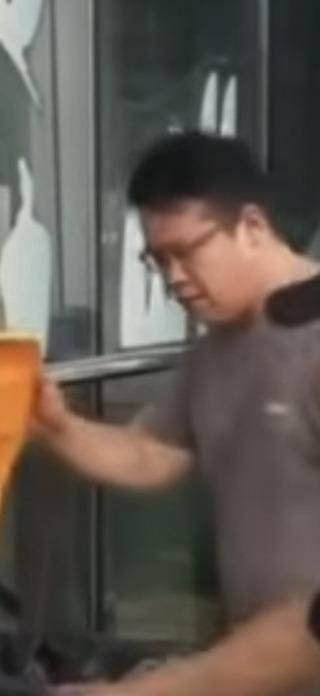 通缉犯应志宏被注销台籍后，现在在祖国捡垃圾做回收