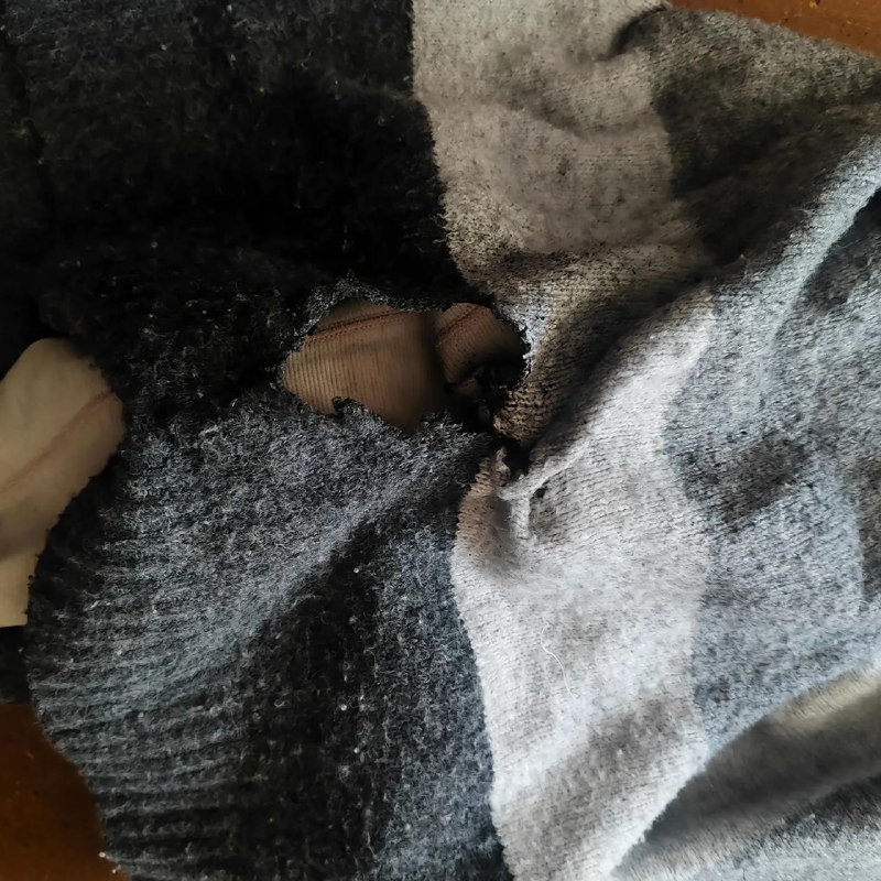 红米 手机爆炸10 月 22 日，河南一女子在街头时，口袋中的红米 Note 13 Pro 手机突然爆炸