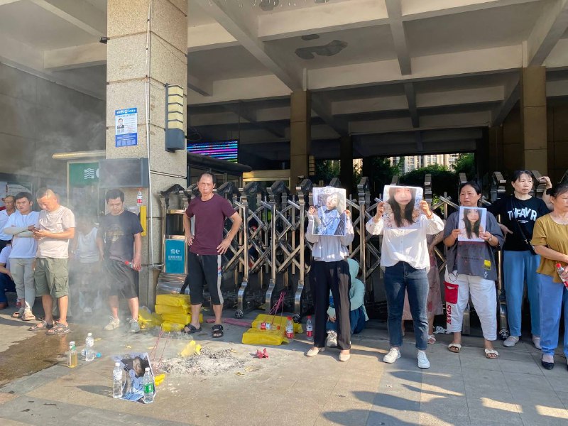 #坠楼 江西九江🔥 她15岁，中考完，暑假里曾经的中学同学邀她去县城玩，8月3号出门，8月5号凌晨在九江市坠楼死亡，九江公安调查了三天让我们以紫砂结案，把湿/体领回去火化，是的，自她si亡后我们看不到湿/体，没有拿到结案书我们看不到湿：体，我们不接受这个提议，因为她根本没有紫砂的动机，我们恳求九江公安能给我们一个事实真相，而不是一个疑点重重的潦草结案