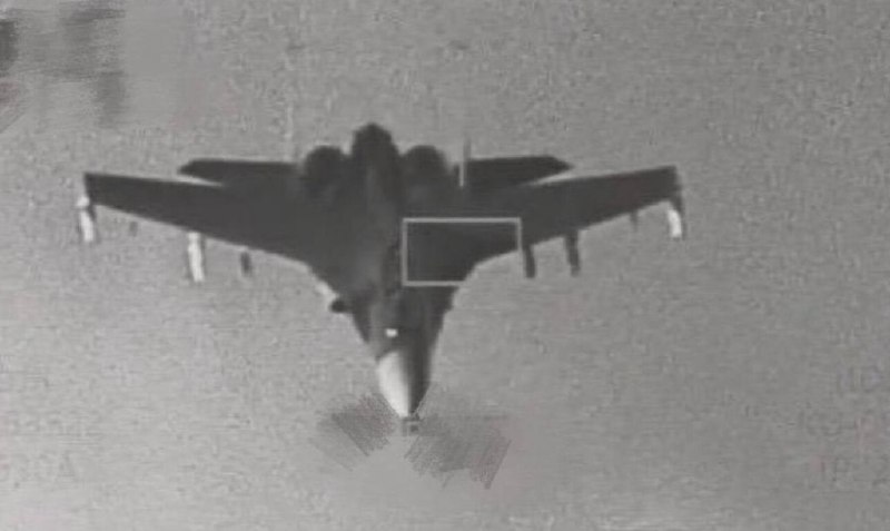 台方称是 F-16V 狙击手吊舱拍摄此次演练中 J-16 的画面感谢家人们投稿！