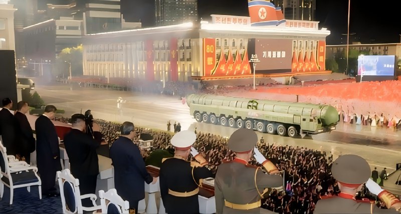#朝鲜 可以打到 美国 本土 的洲际导弹在 #阅兵 式上曝光朝鲜10月10日晚，在平壤金日成广场举行的劳动党成立80周年阅兵式上，展示了大量新型洲际弹道导弹（ICBM）和高超音速导弹，展示了其导弹能力和防御技术