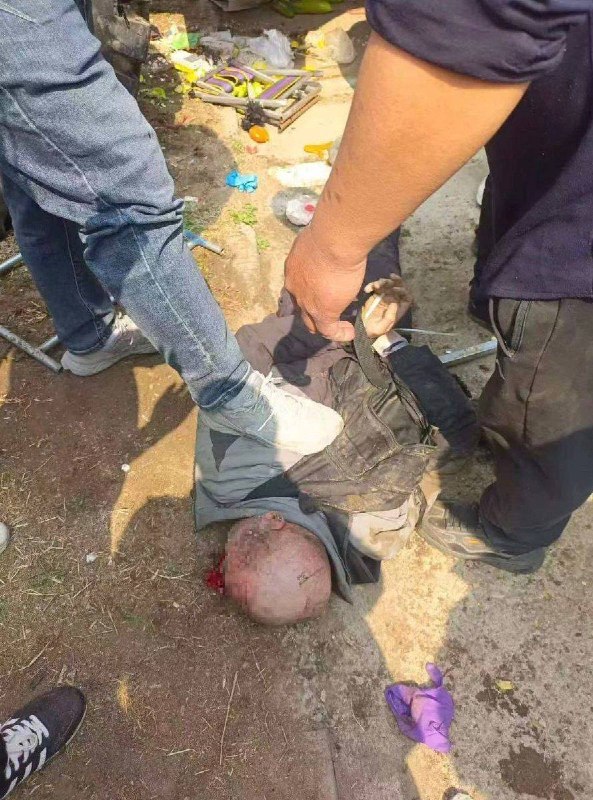 补充！3月29日中午12点，北京房山韩河村，大韩继大集报复社会事件！ #房山 #献忠  #大韩继铲车司机被群众从铲车拉出、胖揍一顿后，被群众踩在脚下～补充！3月29日中午12点，北京房山韩河村，大韩继大集报复社会事件！ #房山 #献忠  #大韩继铲车司机被群众从铲车拉出、胖揍一顿后，被群众踩在脚下～