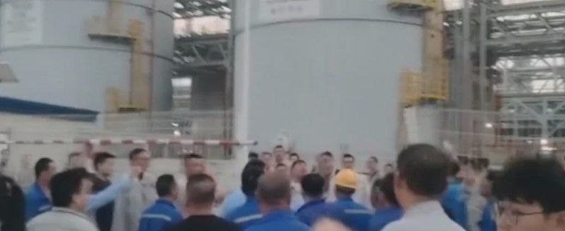 广东 湛江巴斯夫项目数百工人连日 罢工 五个月工资拖欠围堵管理层 走访偷拍调查曝光 劳工权益警钟长鸣啊！ #讨薪广东湛江巴斯夫一体化基地突发劳资风暴！10月30日至31日，中化十一建数百工人集体罢工，围堵管理层高喊“还我血汗钱”，连续五个月工资拖欠成白条，项目资金链断裂疑云密布现场工人情绪爆炸，与管理人员推搡冲突拉满，甚至江苏离职员工千里赶来讨薪，场面混乱如战场