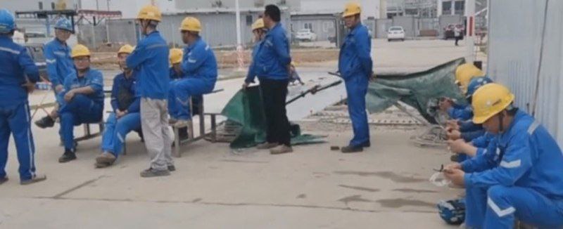 广东 湛江巴斯夫项目数百工人连日 罢工 五个月工资拖欠围堵管理层 走访偷拍调查曝光 劳工权益警钟长鸣啊！ #讨薪广东湛江巴斯夫一体化基地突发劳资风暴！10月30日至31日，中化十一建数百工人集体罢工，围堵管理层高喊“还我血汗钱”，连续五个月工资拖欠成白条，项目资金链断裂疑云密布现场工人情绪爆炸，与管理人员推搡冲突拉满，甚至江苏离职员工千里赶来讨薪，场面混乱如战场