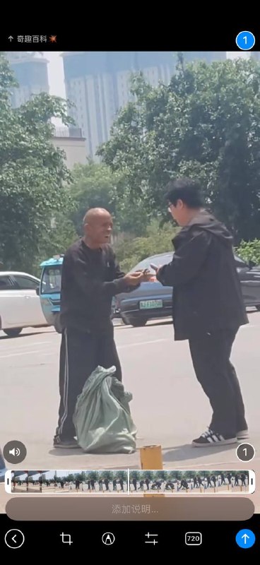 看着心酸 11日，河南，小伙遇大爷捡地下别人扔的烟头抽，便上前将自己的烟全部给了大爷，大爷 为表感激竟跪地磕头 捡烟头 #好人好事感谢家人们投稿！看着心酸 11日，河南，小伙遇大爷捡地下别人扔的烟头抽，便上前将自己的烟全部给了大爷，大爷 为表感激竟跪地磕头 捡烟头 #好人好事感谢家人们投稿！
