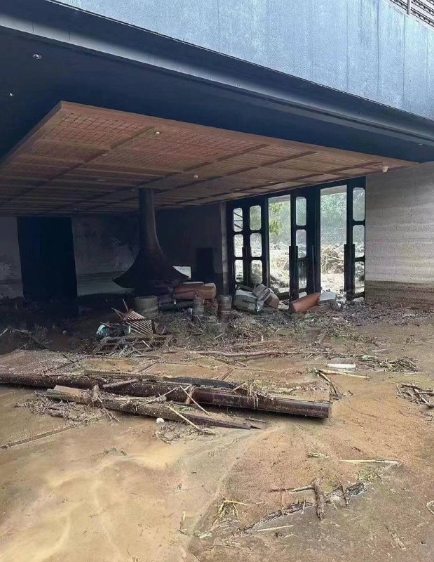 北京顶奢酒店，一晚价格上万，被暴雨冲走了 #北京暴雨by 匿名投稿北京顶奢酒店，一晚价格上万，被暴雨冲走了 #北京暴雨by 匿名投稿