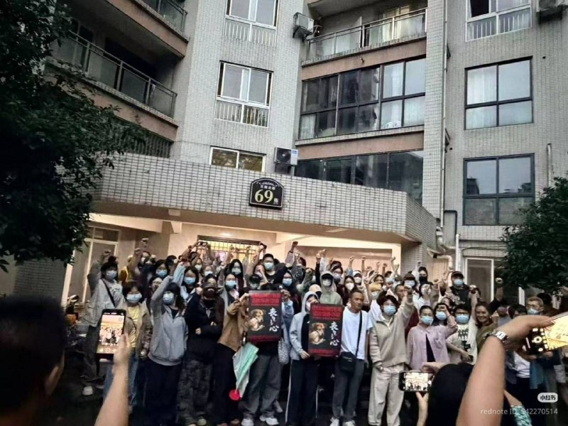 重庆山姆打包哥虐狗事件重庆中海北滨华庭69栋，数百名群众围堵虐狗分子，只是为了伸张正义却遭物业拦截，无奈静坐后又遭公安驱逐，现计划数千人于6月9日晚在小区重新集结