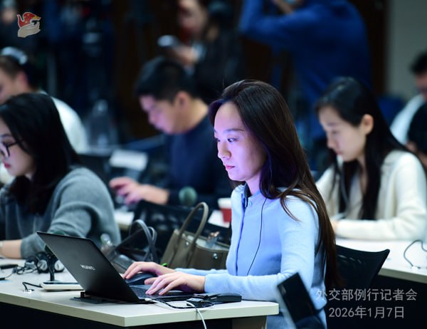 在中国外交部例行记者会上，外国记者就美国针对委内瑞拉的做法提问，大概意思是除了外交声明和谴责之外，中方还有其他招吗？彭博社记者：美国广播公司报道称，特朗普政府已告知委内瑞拉代理总统罗德里格斯，必须切断与中国、俄罗斯、伊朗和古巴的经济联系，在石油生产方面只能和美国合作