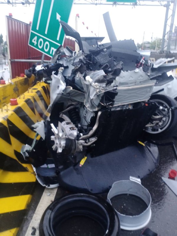 #酒駕 #車禍 發生在台灣台中，車上2人當場死亡，特斯拉車子斷成2截#酒駕 #車禍 發生在台灣台中，車上2人當場死亡，特斯拉車子斷成2截