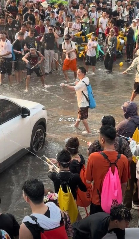 4月14日，云南西双版纳景洪市泼水节现场，一汽车车门及后备箱被人拉开，多人向内喷水！女子表示，多人向内喷水时自己父母坐在车内，全身被淋湿