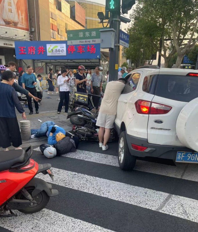 6月8日下午18点30，南通市人民路王府井路口发生一起交通事故，目前伤亡情况不明