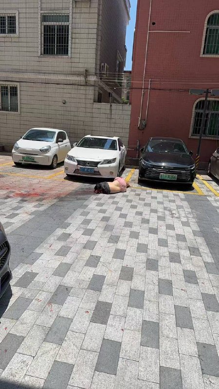 #跳楼 #血腥 #爆头by 匿名投稿#跳楼 #血腥 #爆头by 匿名投稿