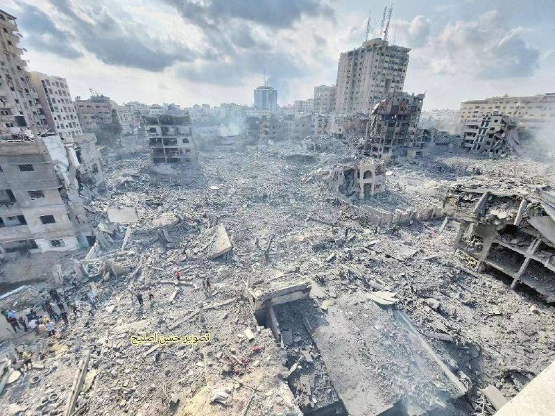 被以色列轰炸后的加沙地带，人们从废墟里挖出一个婴儿，生死不知 #巴以冲突 已致近1700人死亡被以色列轰炸后的加沙地带，人们从废墟里挖出一个婴儿，生死不知 #巴以冲突 已致近1700人死亡