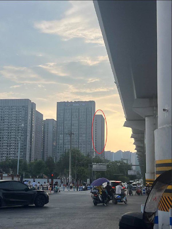 #重庆大学 城熙街巨幅 #反共 标语 #后续 #反贼 分享了自己使用的 投影 工具，以及投影的房间和位置