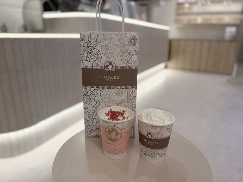 霸王茶姬疑似被日本抄袭日本大阪新开业的奶茶品牌“CHARMING”因从LOGO设计、菜单排版到包装元素均高度模仿中国茶饮品牌霸王茶姬，仅将标志性的京剧女性形象替换为和服人物，被质疑为系统性抄袭感谢家人们投稿！霸王茶姬疑似被日本抄袭日本大阪新开业的奶茶品牌“CHARMING”因从LOGO设计、菜单排版到包装元素均高度模仿中国茶饮品牌霸王茶姬，仅将标志性的京剧女性形象替换为和服人物，被质疑为系统性抄袭感谢家人们投稿！