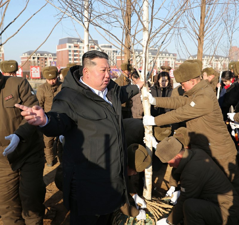 金正恩在首都平壤为海外军事作战牺牲的援俄将士建功勋纪念馆2026年1月5日，金正恩带着女儿金主爱参加“义务劳动”，亲手植下纪念树