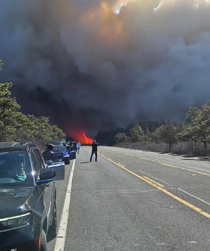 #山火 3.8 下午，被视为 纽约 富人区 的汉普顿（Hamptons）附近，发生了严重且持续的野火，浓烟遮住了天空