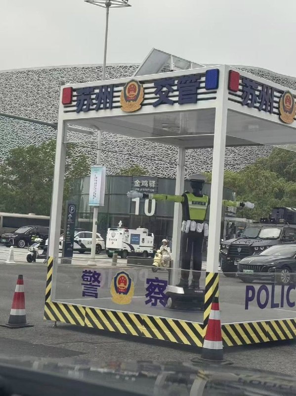 近日，在苏州街头，机器人交警开始“上岗”指挥交通