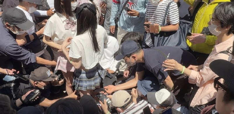 超过20万人参加的日本大型 Cosplay 活动「StuFes 2026」，于 2026 年 5 月 17 日在大坂日本桥登场！有些摄影师故意用超低角度拍摄，甚至刻意放大敏感部位，引发不少争议与批评