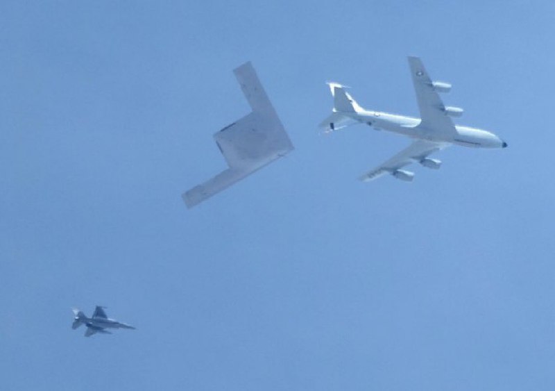 有人拍到 B-21 在加利福尼亚上空进行空中加油试验的画面感谢家人们投稿！有人拍到 B-21 在加利福尼亚上空进行空中加油试验的画面感谢家人们投稿！