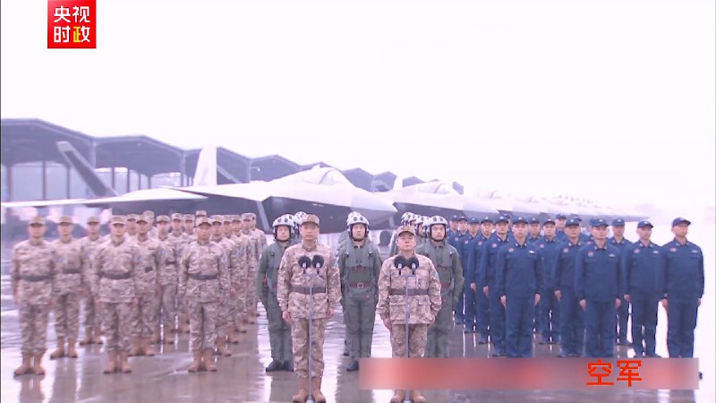 新春佳节即将来临之际，中共中央总书记、国家主席、中央军委主席习近平 10 日在北京八一大楼以视频方式检查全军战备值班和执行任务情况，亲切慰问有关部队，代表党中央和中央军委，向全体人民解放军指战员、武警部队官兵、军队文职人员、预备役人员和民兵致以诚挚问候和新春祝福