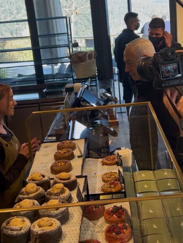 以色列放出的内塔胡尼亚视频和照片，以证明他没有像传闻中说的已经死亡感谢家人们投稿！以色列放出的内塔胡尼亚视频和照片，以证明他没有像传闻中说的已经死亡感谢家人们投稿！