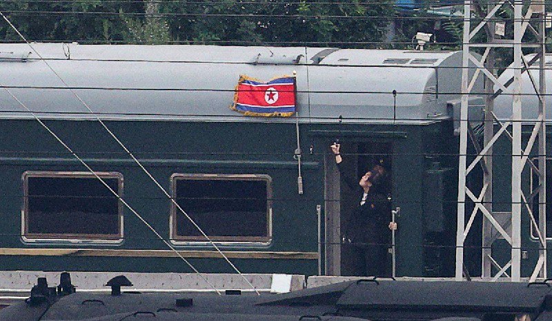 #金正恩 “小火车 ”抵达 北京，专列上悬挂 #朝鲜 国旗在列车出现后不久，一队悬挂朝鲜国旗的车辆也从北京站驶出