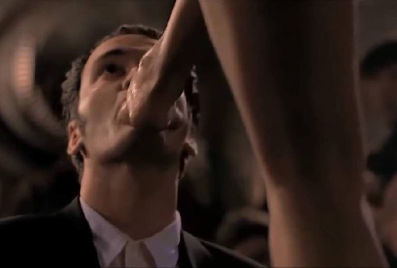 1996年，在拍摄《杀出个黎明》时，导演 #昆汀 决定添加一个场景，半裸的萨尔玛·海耶克将龙舌兰酒倒在她的腿上，并通过吮吸她的脚趾强迫一名男子喝下龙舌兰酒