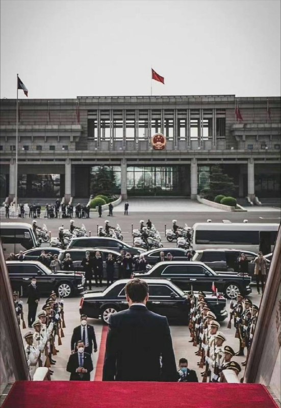 昨天很热的一张照片，找到了摄影师和摄影角度  #马克龙by 匿名投稿昨天很热的一张照片，找到了摄影师和摄影角度  #马克龙by 匿名投稿