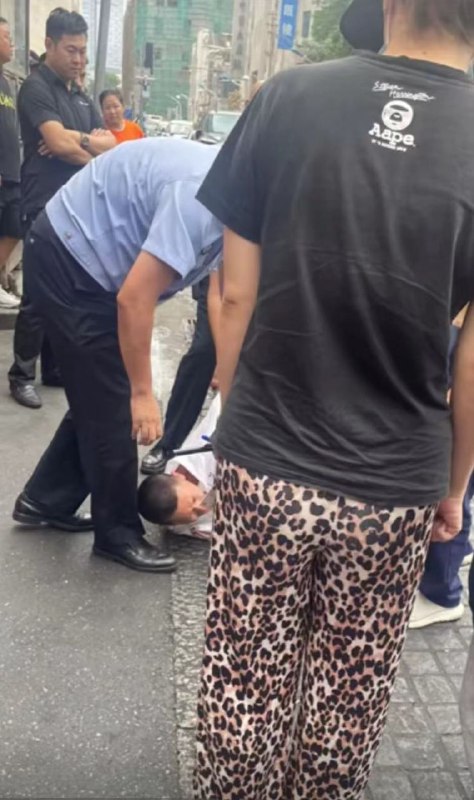 9月8日，#天津，疑似行车中发生纠纷，男子躺地上不让车子走，僵持很久，他说他是网红，有三千万粉丝，警察来了劝说也不听，最后几个人一起出力才把他拖走